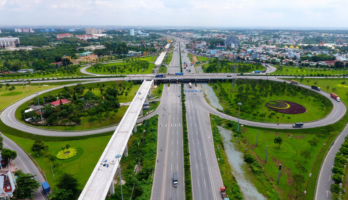 Xa lộ Hà Nội - tuyến đường kết nối khu Đông với các tỉnh lân cận.